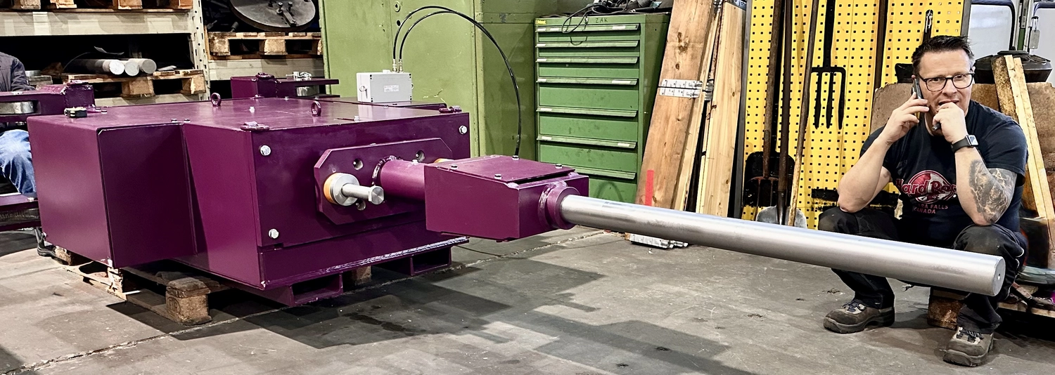 IGEMA Technology GmbH&Co.KG -  Maschinenbau & Verpackungstechnik Service -  Ein großes, violettes Industriemaschinenbauteil oder Getriebegehäuse auf dem Fabrikboden.