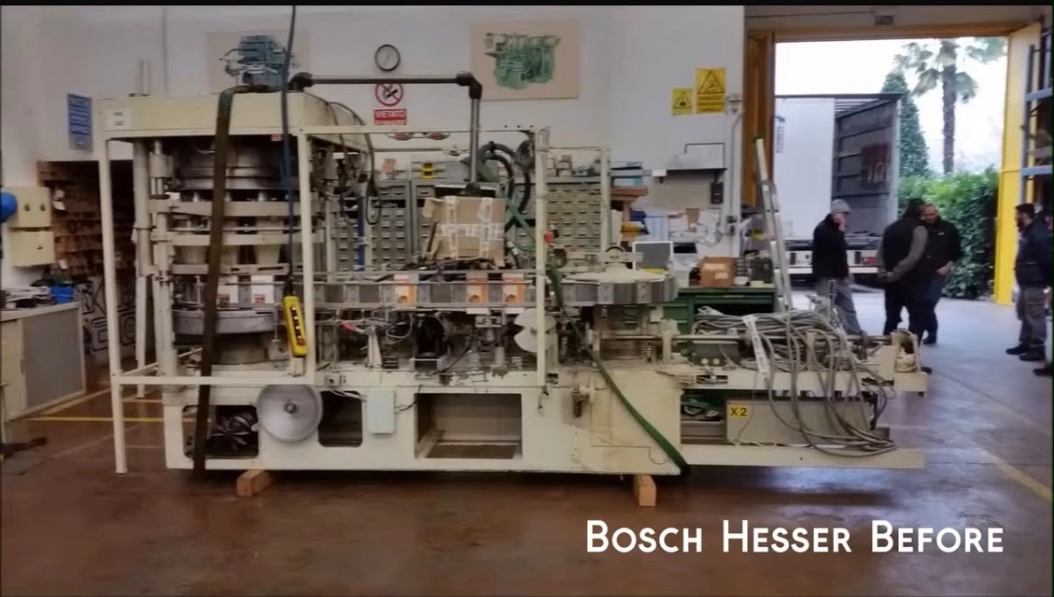 IGEMA Technology GmbH&Co.KG - Maschinenbau & Verpackungstechnik Service - Bosch Hesser - Verwitterte, ältere mechanische Verpackungsmaschinen vor der Überholung in einer Produktionshalle.