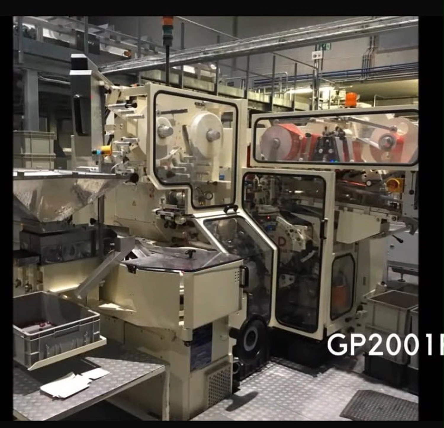 IGEMA Technology GmbH&Co.KG -  Maschinenbau & Verpackungstechnik Service - Nahaufnahme einer automatisierten Hochgeschwindigkeits-Verpackungsanlage.