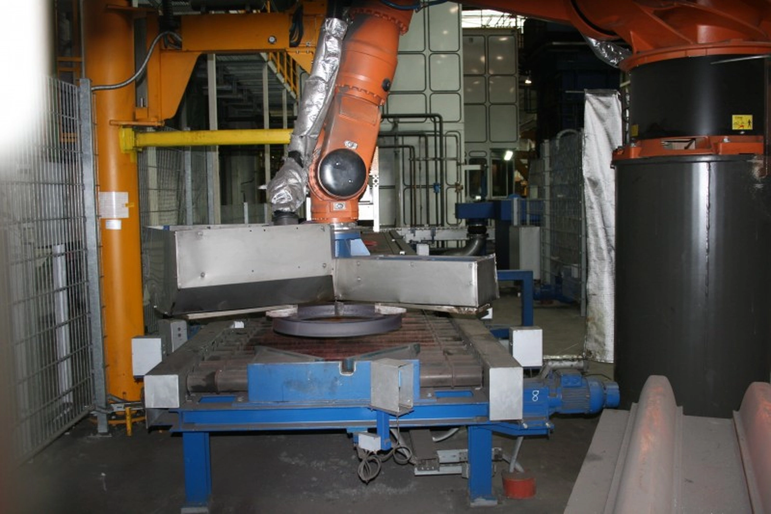 IGEMA Technology GmbH&Co.KG -  Maschinenbau & Verpackungstechnik Service - Industrieroboterarm in einem Montagebereich einer Fabrik.