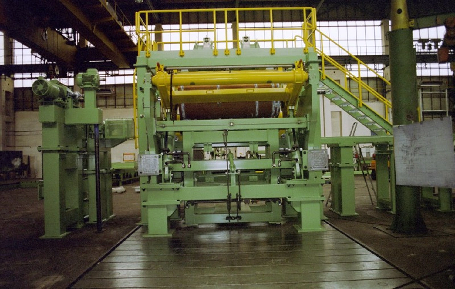 IGEMA Technology GmbH&Co.KG -  Maschinenbau & Verpackungstechnik Service - Große grüne Industriemaschinen in einer Fabrikhalle.