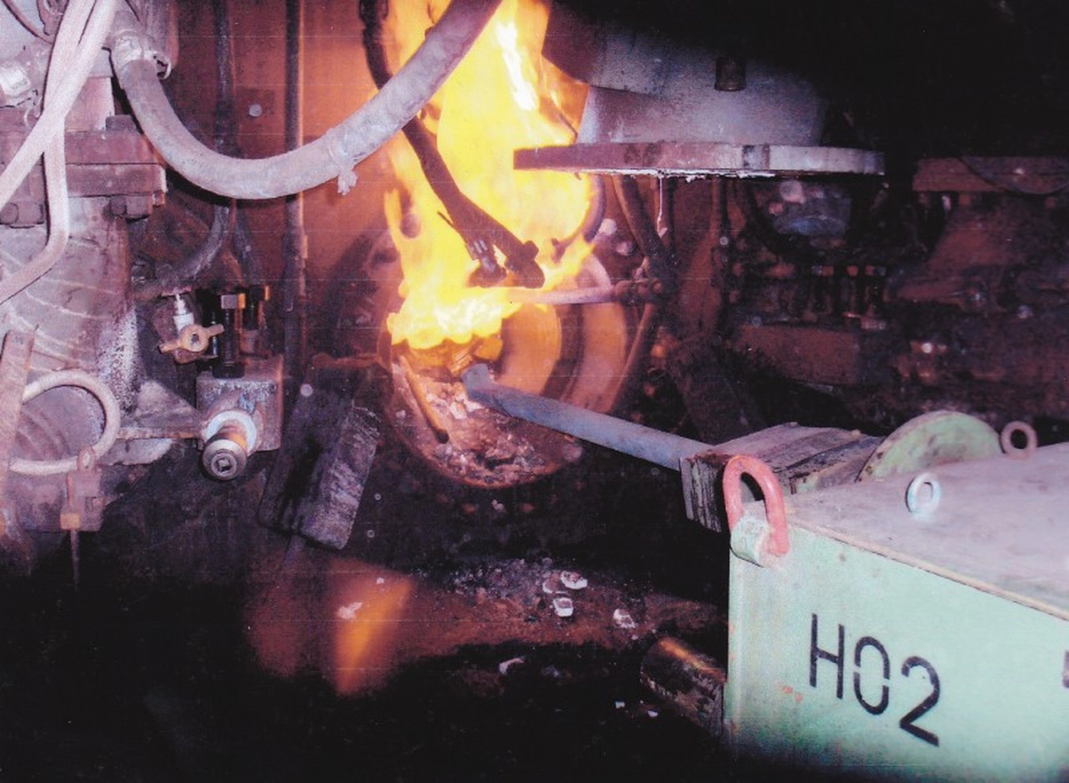 IGEMA Technology GmbH&Co.KG -  Maschinenbau & Verpackungstechnik Service - Industrieofen im Betrieb mit glühendem, flüssigem Metall.